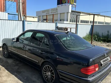 Mercedes-Benz E 320 1998 года за 2 800 000 тг. в Атырау – фото 4