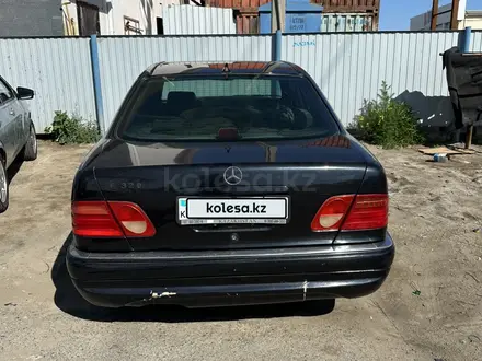 Mercedes-Benz E 320 1998 года за 2 800 000 тг. в Атырау – фото 3