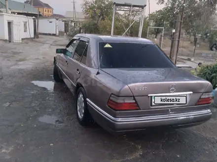 Mercedes-Benz E 220 1994 года за 1 850 000 тг. в Кызылорда – фото 3