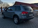 Volkswagen Touareg 2005 года за 4 800 000 тг. в Усть-Каменогорск – фото 2