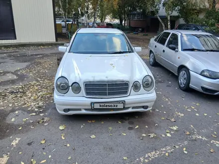 Mercedes-Benz E 320 1998 года за 3 000 000 тг. в Астана – фото 2