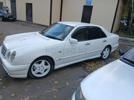 Mercedes-Benz E 320 1998 года за 3 000 000 тг. в Астана