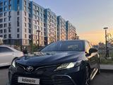 Toyota Camry 2023 года за 15 350 000 тг. в Астана