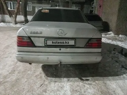 Mercedes-Benz E 200 1989 года за 850 000 тг. в Караганда – фото 2