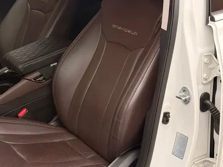 Hyundai Grandeur 2015 года за 9 300 000 тг. в Алматы – фото 17