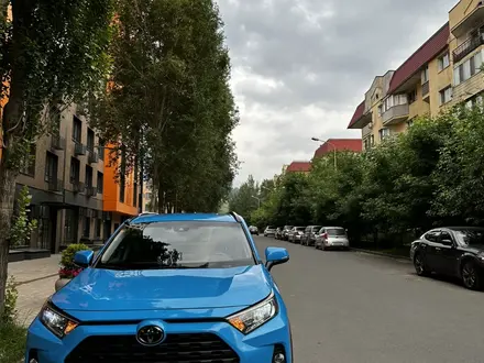 Toyota RAV4 2021 года за 15 900 000 тг. в Алматы – фото 2