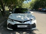 Toyota Camry 2022 года за 16 800 000 тг. в Алматы – фото 2