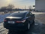 Toyota Camry 2019 года за 13 300 000 тг. в Уральск – фото 3