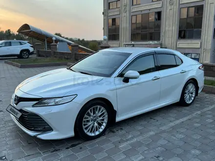 Toyota Camry 2019 года за 15 300 000 тг. в Алматы – фото 3