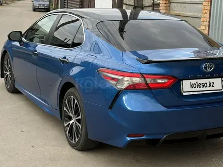 Toyota Camry 2019 года за 11 700 000 тг. в Костанай – фото 2