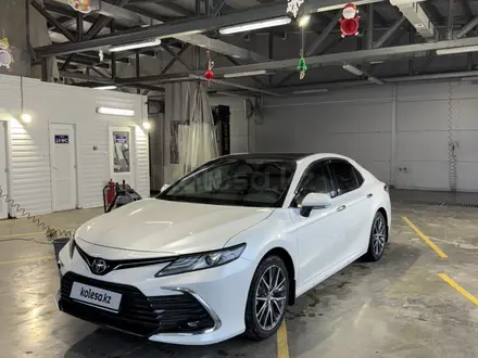 Toyota Camry 2023 года за 16 300 000 тг. в Уральск – фото 2