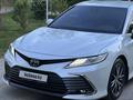 Toyota Camry 2021 года за 17 200 000 тг. в Шымкент – фото 2