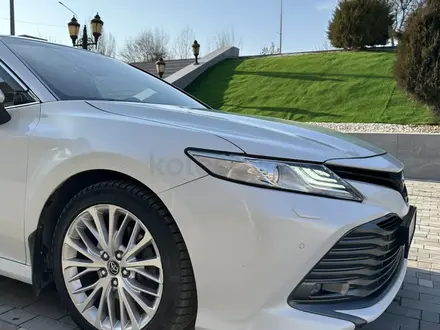 Toyota Camry 2018 года за 15 900 000 тг. в Шымкент – фото 18