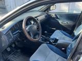 Toyota Carina E 1998 года за 1 400 000 тг. в Усть-Каменогорск – фото 5