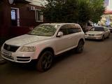 Volkswagen Touareg 2004 года за 3 700 000 тг. в Астана – фото 2
