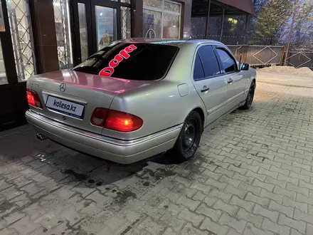 Mercedes-Benz E 240 1998 года за 2 600 000 тг. в Алматы – фото 3