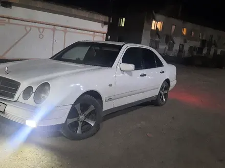 Mercedes-Benz E 200 1997 года за 2 300 000 тг. в Караганда