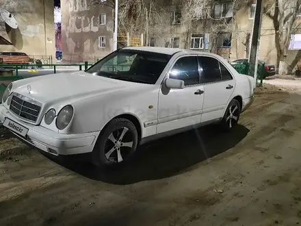 Mercedes-Benz E 200 1997 года за 2 300 000 тг. в Караганда – фото 2