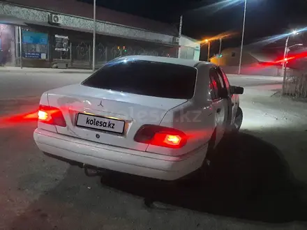 Mercedes-Benz E 200 1997 года за 2 300 000 тг. в Караганда – фото 4