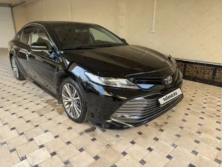 Toyota Camry 2018 года за 12 950 000 тг. в Алматы – фото 2