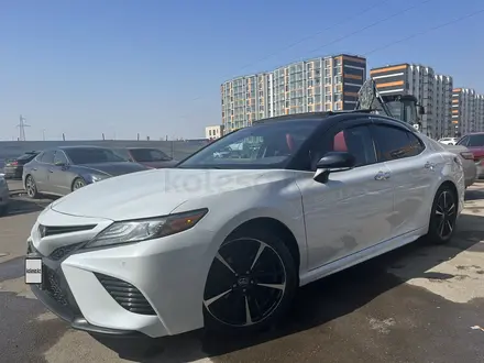 Toyota Camry 2018 года за 9 800 000 тг. в Алматы – фото 3