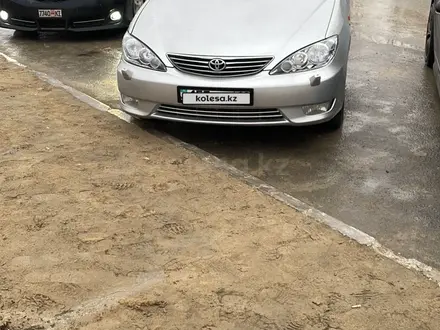 Toyota Camry 2004 года за 4 700 000 тг. в Жанаозен – фото 2