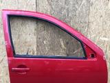 Дверь передняя правая на Volkswagen Golf 4 за 10 000 тг. в Алматы