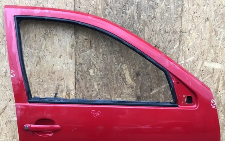 Дверь передняя правая на Volkswagen Golf 4 за 10 000 тг. в Алматы