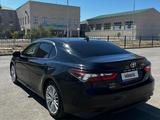 Toyota Camry 2021 года за 11 000 000 тг. в Кульсары – фото 2