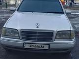 Mercedes-Benz C 230 1996 года за 2 000 000 тг. в Семей – фото 2