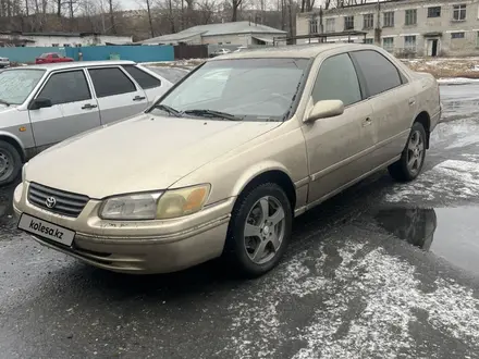 Toyota Camry 2000 года за 3 200 000 тг. в Семей – фото 2