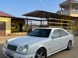 Mercedes-Benz E 320 1997 года за 2 800 000 тг. в Жанаозен – фото 4