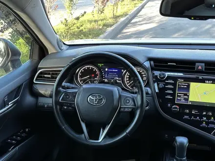 Toyota Camry 2018 года за 13 900 000 тг. в Алматы – фото 8