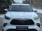Toyota Highlander 2022 года за 31 500 000 тг. в Алматы – фото 3