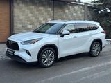 Toyota Highlander 2022 года за 31 500 000 тг. в Алматы – фото 2
