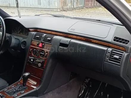 Mercedes-Benz E 280 1998 года за 4 750 000 тг. в Алматы – фото 17