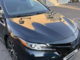 Toyota Camry 2018 года за 11 800 000 тг. в Шымкент – фото 3