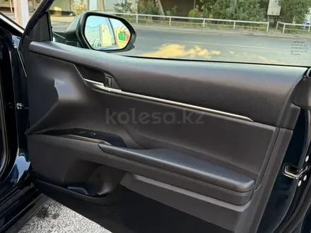 Toyota Camry 2018 года за 11 800 000 тг. в Шымкент – фото 12