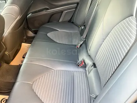Toyota Camry 2018 года за 11 800 000 тг. в Шымкент – фото 15