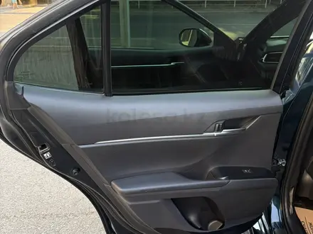 Toyota Camry 2018 года за 11 800 000 тг. в Шымкент – фото 14