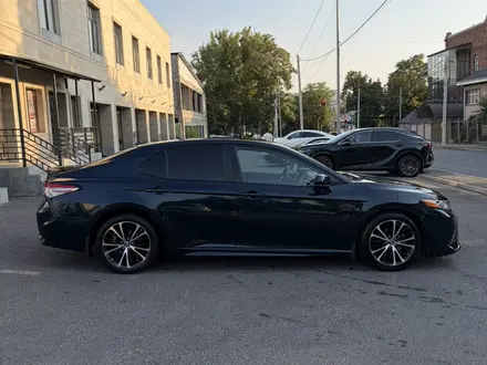 Toyota Camry 2018 года за 11 800 000 тг. в Шымкент – фото 4