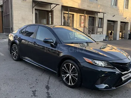 Toyota Camry 2018 года за 11 800 000 тг. в Шымкент – фото 2