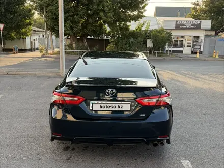 Toyota Camry 2018 года за 11 800 000 тг. в Шымкент – фото 6