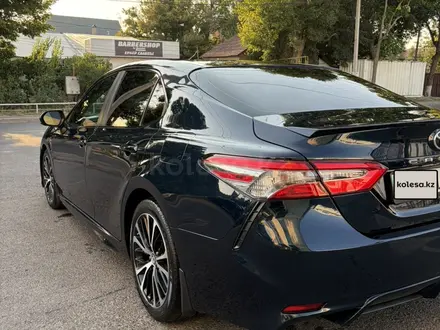 Toyota Camry 2018 года за 11 800 000 тг. в Шымкент – фото 7
