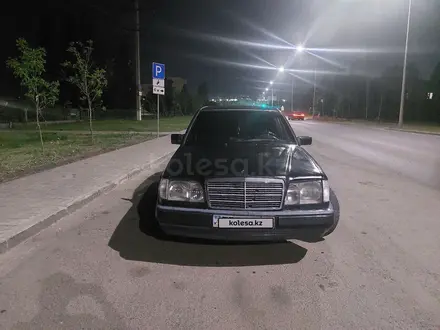 Mercedes-Benz E 320 1993 года за 1 400 000 тг. в Астана – фото 2