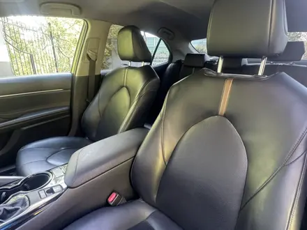 Toyota Camry 2020 года за 12 200 000 тг. в Семей – фото 20