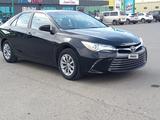 Toyota Camry 2017 годаүшін11 200 000 тг. в Уральск – фото 2