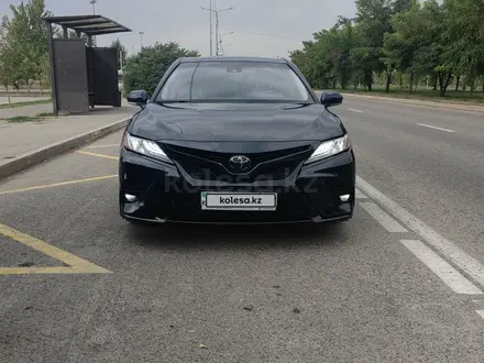 Toyota Camry 2020 года за 13 300 000 тг. в Алматы