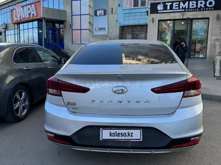 Hyundai Elantra 2019 года за 5 000 000 тг. в Актобе – фото 4