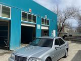 Mercedes-Benz C 200 1998 года за 2 900 000 тг. в Атырау – фото 2